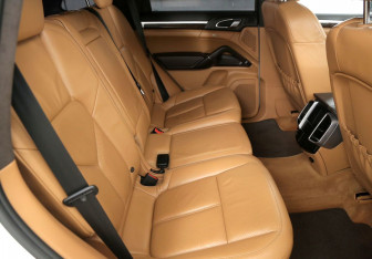 Подержанный автомобиль Porsche Cayenne 2011 года (13 фото)