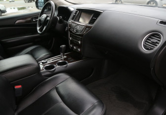 Подержанный автомобиль Nissan Pathfinder 2015 года (9 фото)