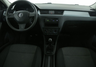 Подержанный автомобиль Skoda Rapid Liftback 2015 года (12 фото)