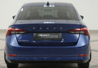 Подержанный автомобиль Skoda Octavia Liftback 2021 года (3 фото)