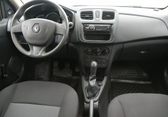 Подержанный автомобиль Renault Sandero 2016 года (12 фото)