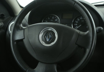 Подержанный автомобиль Renault Sandero 2014 года (16 фото)