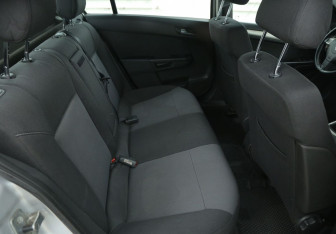 Подержанный автомобиль Opel Astra Sedan 2008 года (11 фото)