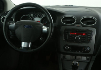 Подержанный автомобиль Ford Focus Hatchback 2010 года (14 фото)