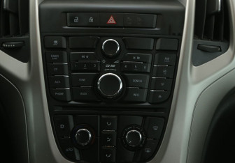 Подержанный автомобиль Opel Astra Hatchback 2011 года (15 фото)