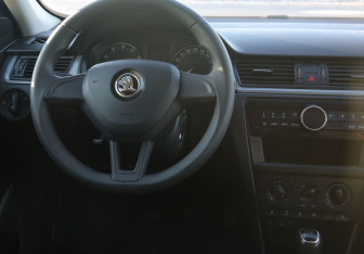 Подержанный автомобиль Skoda Rapid Liftback 2016 года (14 фото)