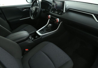 Подержанный автомобиль Toyota RAV4 2020 года (9 фото)