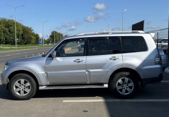 Подержанный автомобиль Mitsubishi Pajero 2008 года (8 фото)