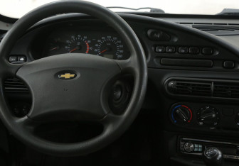 Подержанный автомобиль Chevrolet Niva 2004 года (14 фото)