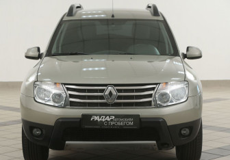 Подержанный автомобиль Renault Duster 2014 года (6 фото)