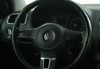 Подержанный автомобиль Volkswagen Polo Sedan 2012 года (16 фото)