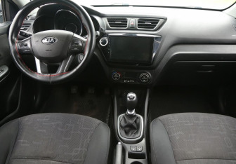 Подержанный автомобиль Kia Rio Sedan 2013 года (12 фото)
