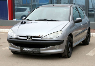 Подержанный автомобиль Peugeot 206 Hatchback 2004 года (3 фото)