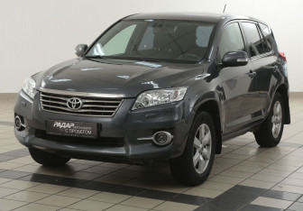 Подержанный автомобиль Toyota RAV4 2010 года (8 фото)