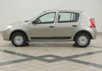 Подержанный автомобиль Renault Sandero 2010 года (7 фото)