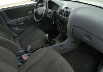 Подержанный автомобиль Hyundai Accent Sedan 2004 года (9 фото)