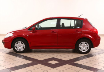Подержанный автомобиль Nissan Tiida Hatchback 2012 года (4 фото)