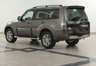 Подержанный автомобиль Mitsubishi Pajero 2014 года (2 фото)