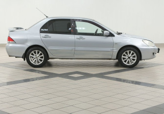 Подержанный автомобиль Mitsubishi Lancer Sedan 2006 года (5 фото)