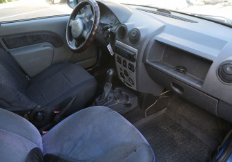 Подержанный автомобиль Renault Logan Sedan 2005 года (7 фото)
