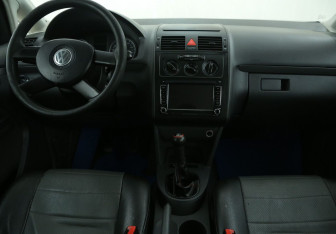 Подержанный автомобиль Volkswagen Touran 2005 года (12 фото)
