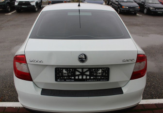 Подержанный автомобиль Skoda Rapid Liftback 2015 года (6 фото)