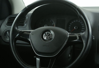 Подержанный автомобиль Volkswagen Polo Sedan 2016 года (16 фото)