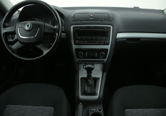 Подержанный автомобиль Skoda Octavia Liftback 2012 года (12 фото)