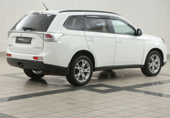 Подержанный автомобиль Mitsubishi Outlander 2012 года (4 фото)
