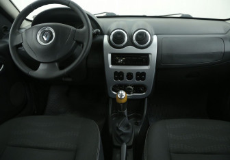 Подержанный автомобиль Renault Sandero 2011 года (12 фото)