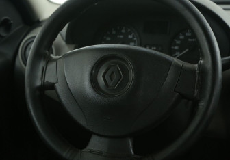 Подержанный автомобиль Renault Logan Sedan 2013 года (15 фото)