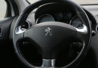 Подержанный автомобиль Peugeot 308 Hatchback 2011 года (16 фото)