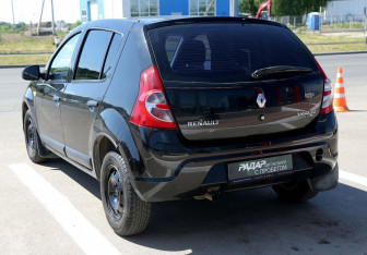Подержанный автомобиль Renault Sandero 2012 года (4 фото)
