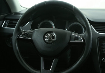 Подержанный автомобиль Skoda Octavia Liftback 2019 года (16 фото)