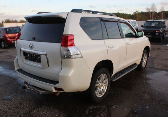 Подержанный автомобиль Toyota Land Cruiser Prado 2011 года (7 фото)