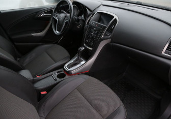 Подержанный автомобиль Opel Astra Hatchback 2011 года (9 фото)