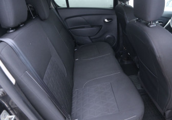 Подержанный автомобиль Renault Sandero 2015 года (11 фото)