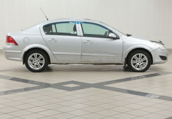Подержанный автомобиль Opel Astra Sedan 2008 года (5 фото)