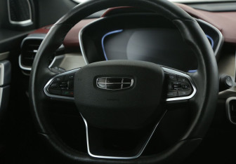 Подержанный автомобиль Geely Coolray 2023 года (16 фото)