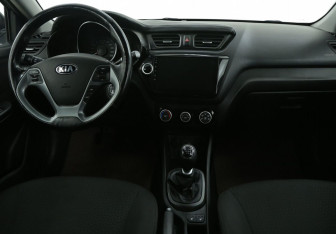 Подержанный автомобиль Kia Rio Sedan 2017 года (12 фото)