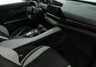 Подержанный автомобиль Changan UNI-V 2024 года (9 фото)