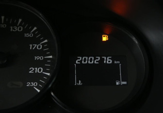 Подержанный автомобиль Renault Fluence 2012 года (18 фото)