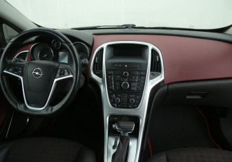 Подержанный автомобиль Opel Astra Hatchback 2012 года (12 фото)