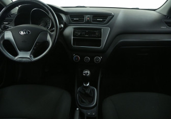 Подержанный автомобиль Kia Rio Sedan 2015 года (12 фото)