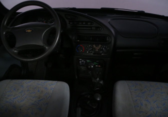 Подержанный автомобиль Chevrolet Niva 2004 года (12 фото)