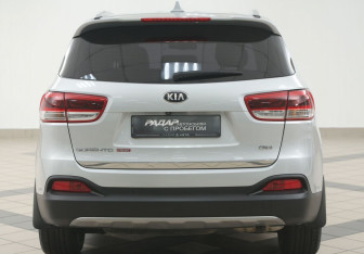 Подержанный автомобиль Kia Sorento 2017 года (3 фото)