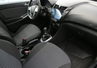 Подержанный автомобиль Hyundai Solaris Sedan 2013 года (9 фото)