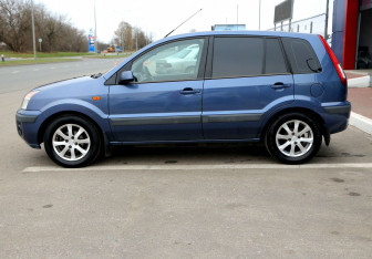 Подержанный автомобиль Ford Fusion 2006 года (8 фото)