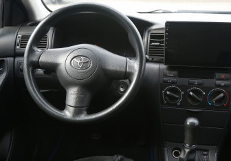 Подержанный автомобиль Toyota Corolla Sedan 2004 года (14 фото)