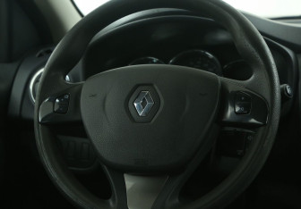 Подержанный автомобиль Renault Logan Sedan 2017 года (16 фото)